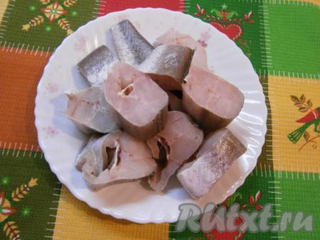 Из хека удалить внутренности, убрать&nbsp;черную внутреннюю пленку&nbsp;и, если&nbsp;рыба&nbsp;не очищенная, - очистить. Хорошо вымыть и нарезать на кусочки шириной около 3-4 см.