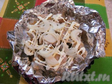 Рыбу смазать майонезом и разместить на ней нарезанный полукольцами очищенный репчатый лук.