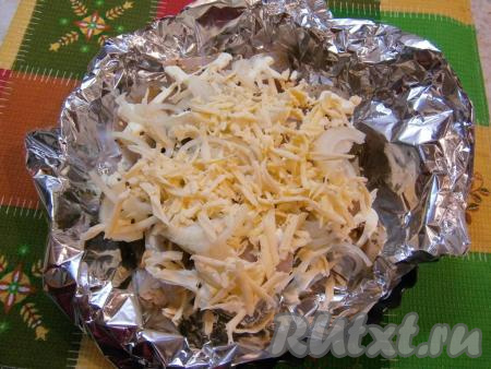 Далее посыпать все сверху натертым твердым сыром.