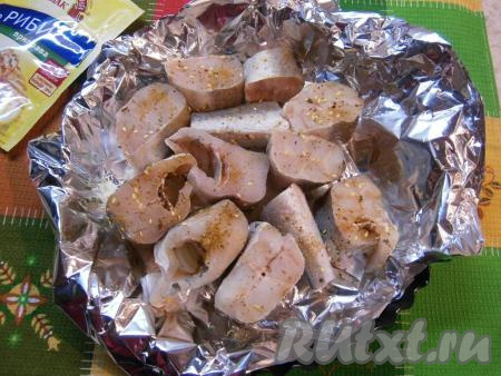 Лист фольги сложить вдвое и поместить его в небольшую форму для запекания. Рыбу посолить и посыпать приправой, поместить ее на фольгу.