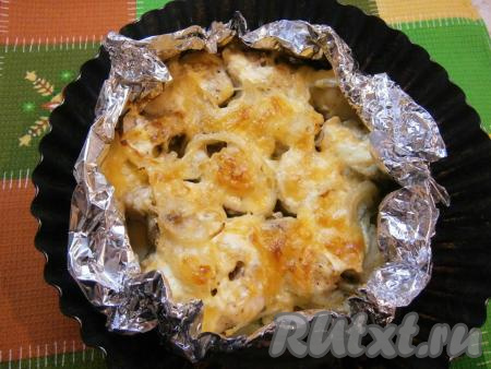 Полить все сверху растительным маслом. Края фольги немного подогнуть вовнутрь, накрыть сверху листом фольги и отправить хека запекаться в разогретую до 180 градусов духовку на 20 минут. Затем верхний лист фольги убрать и запекать рыбу еще&nbsp;10-15 минут (до золотистого цвета сыра).