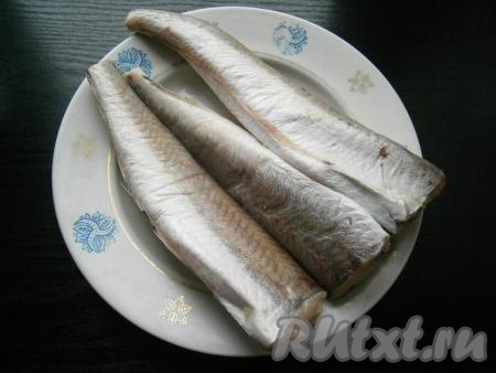 Хека разморозить, если не очищенный - очистить, обрезать плавники, удалить внутренности и, обязательно, черную пленку внутри брюшка (если не уберете, рыба будет горчить).