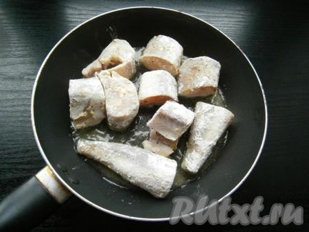 Обвалять каждый кусочек хека в муке и выложить в разогретую с растительным маслом сковороду.