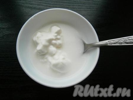 Сметану развести с водой, посолить по вкусу.