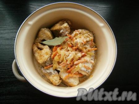 Сковороду снова поместить на огонь, довести, помешивая, сметанный соус с овощами до кипения. Содержимое сковороды выложить в кастрюлю с хеком, добавить лавровый лист.