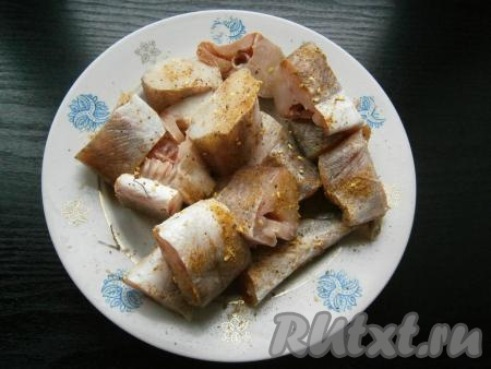 Нарезать рыбу на кусочки толщиной около 4-5 см, посолить и посыпать приправой для рыбы.