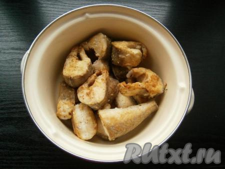 Обжарить рыбу на среднем огне до румяности со всех сторон, после чего выложить ее в кастрюлю.