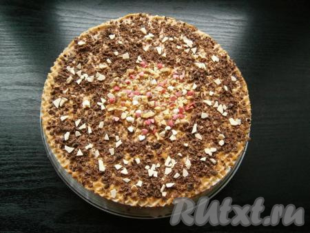 Верх торта я украсила рубленными грецкими орехами, тертым черным шоколадом, осколками белого шоколада и сахарной посыпкой в виде сердечек. 