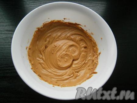 Взбить масло со сгущенкой миксером до однородности.
