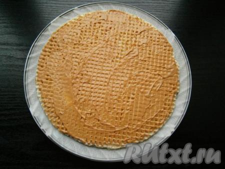 Смазать&nbsp;каждый вафельный корж подготовленным кремом из масла и сгущенки.