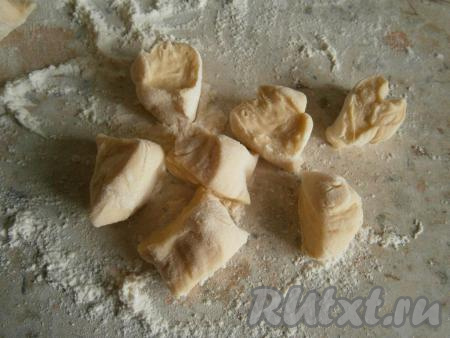 Тесто обмять и разделить на небольшие кусочки.