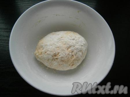 Тесто для вареников, замешанное на сыворотке, получится довольно тугим, плотным. Прикрыть тесто пищевой пленкой и оставить на 20 минут.
