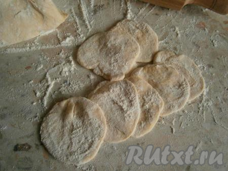 На столе, присыпанном мукой, раскатать каждый кусочек теста в небольшую лепешку.