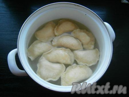 Нужное количество вареников поместить в кипящую воду, чуть подсолить, после закипания уменьшить огонь и варить вареники около 5 минут с момента всплытия.