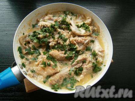 Готовую курицу в соусе посыпать измельченной зеленью.