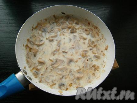 Влить в сковороду теплые сливки, перемешать.