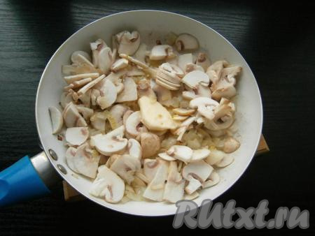 Грибы немного обжарить на среднем огне, затем добавить сливочное масло.&nbsp;