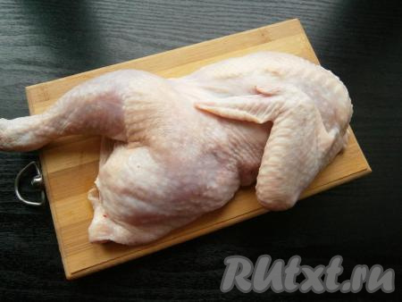 Курицу вымыть и обсушить.