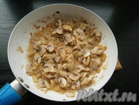 Перемешать и жарить шампиньоны дальше, помешивая, до испарения всей жидкости (минут 7-8). Грибы посолить, перемешать.