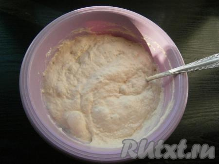 Миску с тестом прикрыть пленкой и оставить в теплом месте на 1-1,5 часа. Тесто должно хорошо подойти. Затем тесто перемешать и отправить в холодильник на 30 минут.