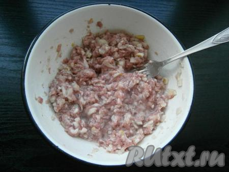 Влить холодную воду и тщательно фарш перемешать.