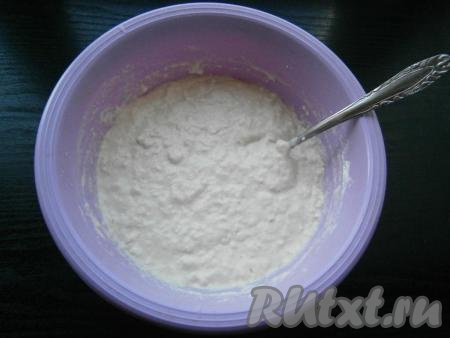 Влить  частями теплую воду, замешивая ложкой тесто, которое по консистенции будет, как на оладьи.