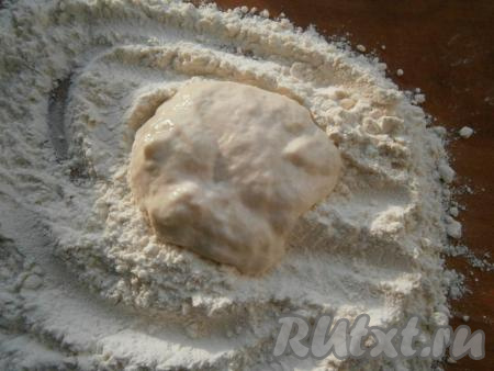 Тесто достать из холодильника, перемешать его. Стакан муки насыпать на стол или досочку большого размера, выкладывать прямо в муку по 2 столовые ложки теста.
