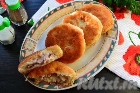 Горячие, сочные внутри&nbsp;и очень вкусные жареные беляши с мясом подать к столу.