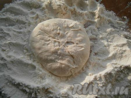 Края теста защипнуть, сформировать беляш. Все это делать прямо в муке, так как тесто достаточно жидкое и липкое.