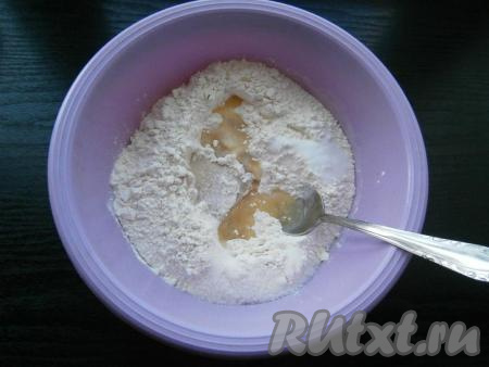 Для приготовления теста: 3 стакана муки, соль, сахар, дрожжи всыпать в глубокую миску, добавить растительное масло.