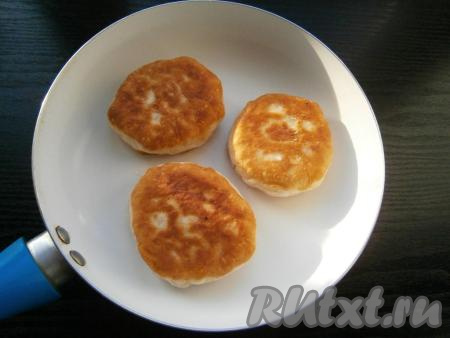 Сразу же выкладывать беляши на разогретую с подсолнечным маслом сковороду и жарить на небольшом огне до румяности с двух сторон, прикрыв сковороду крышкой. Жарятся мясные беляши, приблизительно, минут 5-7 на сковороде.