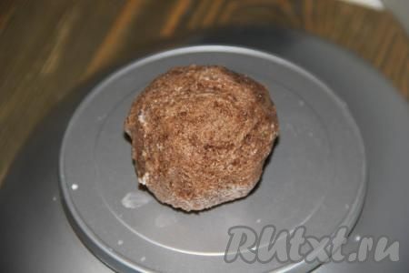 Влажными руками сформировать из массы шарики. Кстати, форму и размер можете выбирать сами.