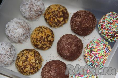 Выложить пирожные "Картошка", приготовленные из бисквита, в пластиковую коробку, накрыть крышкой и поставить в холодильник на ночь для пропитки.