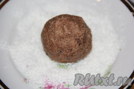 Обвалять шарики в обсыпке.