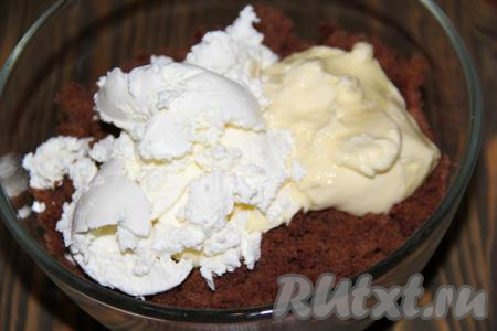 Добавить в 450 грамм бисквитной&nbsp;крошки&nbsp;масло и творожный сыр. По желанию, можно всыпать сахарную пудру или дроблёные орехи.