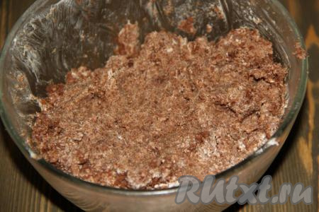 Всё тщательно перемешать лопаткой. Масса получится липкой.