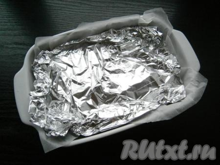 Накрыть форму фольгой и отправить блюдо в разогретую до 180 градусов духовку на 35 минут.