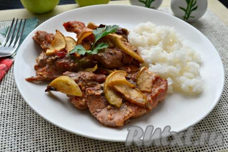 Вкусная и сочная свинина, запеченная с яблоками в духовке, готова! Можно сразу же подать к столу.