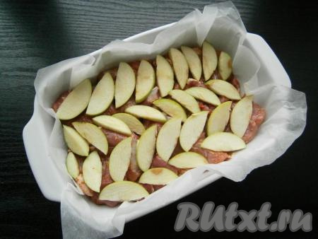 На мясо выложить в один слой тонкие дольки яблок.