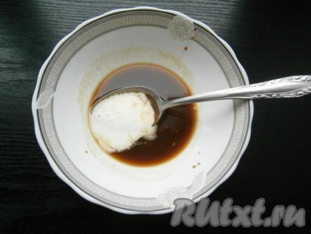 Сюда же добавить сметану и еще раз соус перемешать.