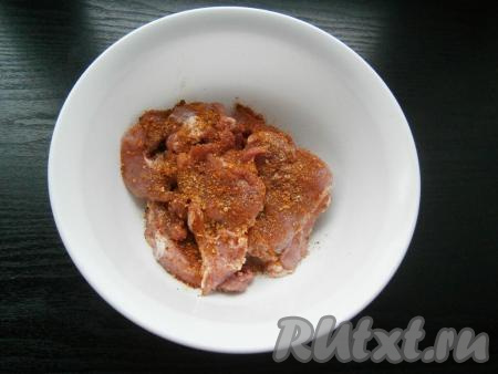 Кусочки свинины посолить и посыпать специями, перемешать.