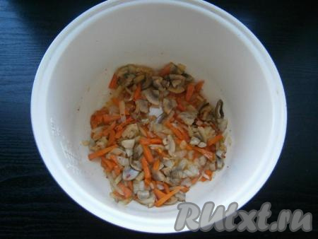 Морковку и лук очистить и нарезать на небольшие кусочки. Когда грибы обжарятся, выложить к ним морковку и лук, перемешать и обжаривать оставшиеся 10 минут, периодически помешивая. Затем овощи с шампиньонами посолить.