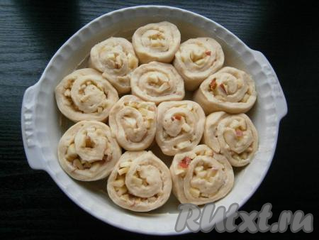 Также подготовить и вторую часть теста. Нарезать каждый рулет на 6 частей и поставить рулетики в смазанную сливочным маслом круглую форму диаметром не менее 24-26 см.