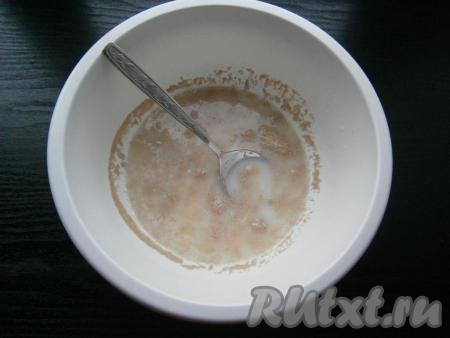 В теплое молоко всыпать сухие дрожжи, размешать.