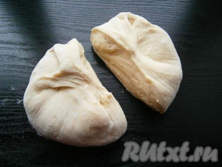 Затем, для удобства, разделить тесто на 2 части.