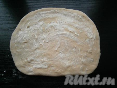 Каждую часть раскатать в пласт толщиной около 1 см. Смазать тесто размягченным сливочным маслом.