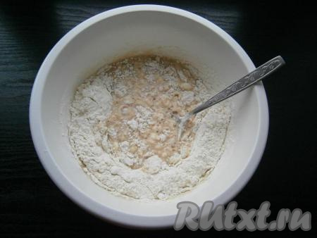 Хорошенько венчиком все перемешать до однородности. Всыпая частями муку, замесить тесто.