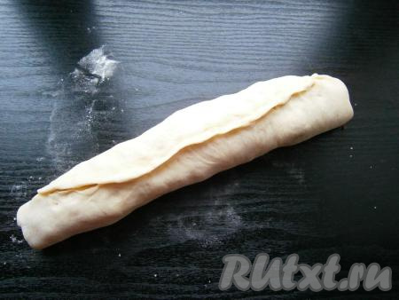 Плотно свернуть тесто в рулет.