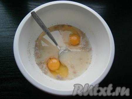 Добавить сахар, ванильный сахар и снова все перемешать. Всыпать щепотку соли и добавить сырые яйца, влить растительное масло.