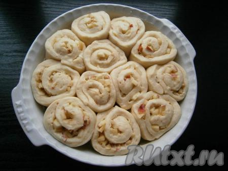 Прикрыть форму пленкой и оставить дрожжевые булочки с яблочной начинкой на 30 минут в теплом месте для расстойки. Выпекать в разогретой духовке 30-35 минут (до румяности) при температуре 180 градусов.